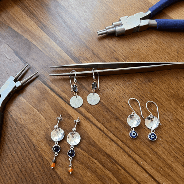 Atelier-creation---Boucles-d'oreilles- Styles de boucles d'oreille en argent-pierres gemmes et charms- pour l'atelier creations creatives