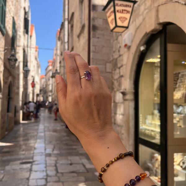 Bague-amethyste sertie-griffes-argent-recyclé Bague-amethyste sertie-griffes-argent-recyclé