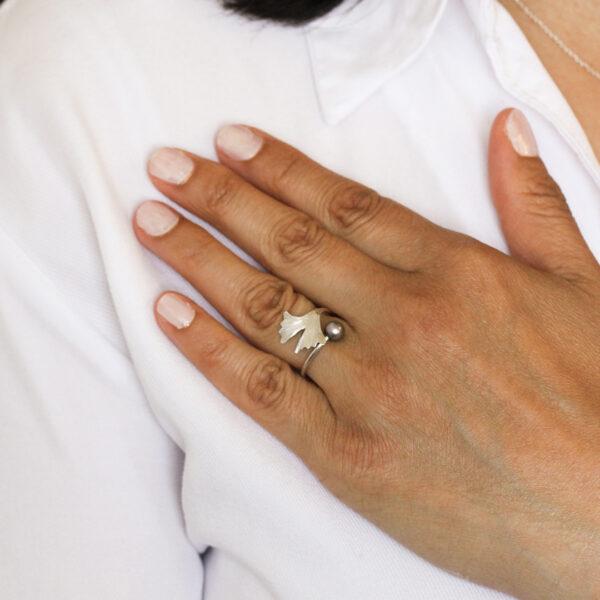 Bague-perle-grise-grand-motif-porte