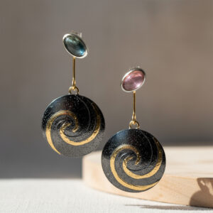 Boucles-d’oreilles-Poussières-de-Galaxie-Argent--or-750–Patine-noire-Keum-boo-tourmaline-Design-Minimaliste-Cosmos-Sanguti-Paris