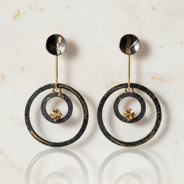 Boucles-d’oreilles-Tempête-Solaire-Argent-or jaune 750–Patine-noire-Keum-boo-Citrine-Design-Minimaliste-Cosmos-Sanguti-Paris Boucles-d’oreilles-Tempête-Solaire-Argent–Or 750-Patine-noire-Keum-boo-Citrine-Design-Minimaliste-Cosmos-Sanguti-Paris