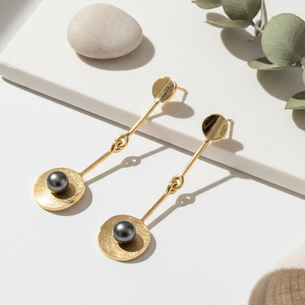 Boucles-d'oreilles-Zoe-Vermeil-24k-perle-grise-Sanguti-Paris