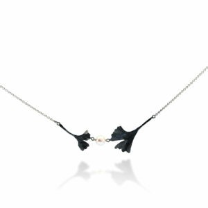 Collier-Gingko-patine-noire- perle de culture blanche