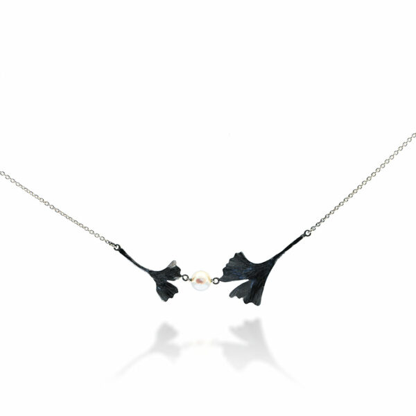 Collier-Gingko-patine-noire - perle de culture blanche Collier-Gingko-patine-noire- perle de culture blanche