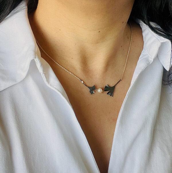 Collier Ginkgo-patine-noire-perle-blanche Collier Ginkgo-patine-noire-perle-blanche