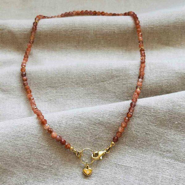 Collier-pierre-de-soleil-vue-d'ensemble