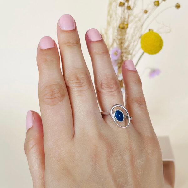 GM31-Antromède-argent-lapis-lazuli Bague argent recyclé sertie d'un lapis-lazuli cabochon.