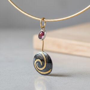 Pendentif--Andromède-Or-750-Argent–Tourmaline-Keum-boo-Design-Minimaliste-Cosmos-Sanguti-Paris