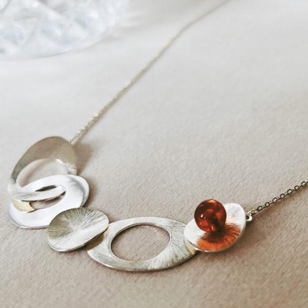 Collier-argent-ambre-style minimaliste
