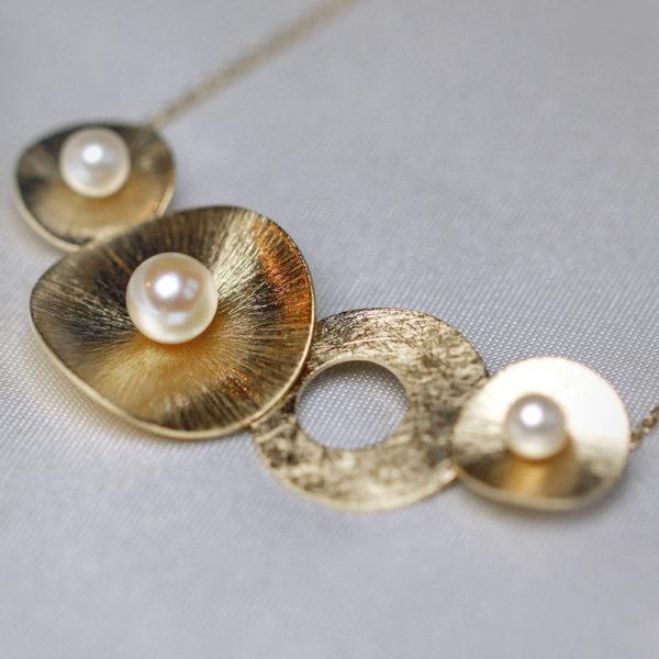 collier éthique Résonances en perles blanches et vermeil 18K